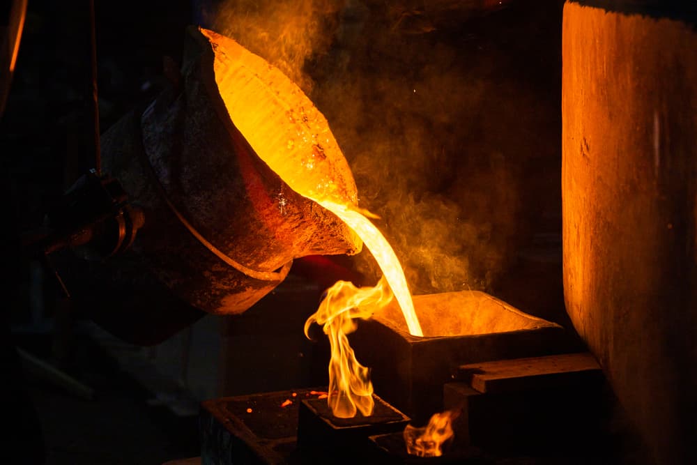 Vista ravvicinata della colata in conchiglia industriale. Il processo di riempimento dello stampo con metallo fuso.